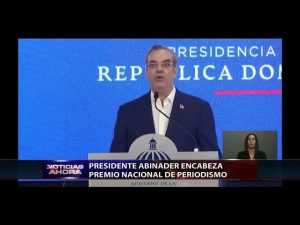 Abinader entrega Premio Nacional de Periodismo 2021 a Ramón de Luna