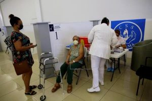 Abarrotados de personas los puntos toma de muestras de covid-19
