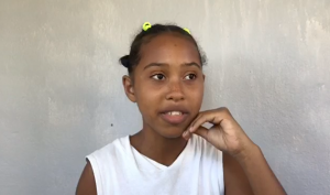 Gobernadora visita niña hace dibujos animados tras reportaje de CDN