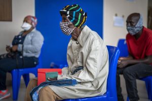 Vacuna de Pfizer reduce un 70% hospitalización por ómicron