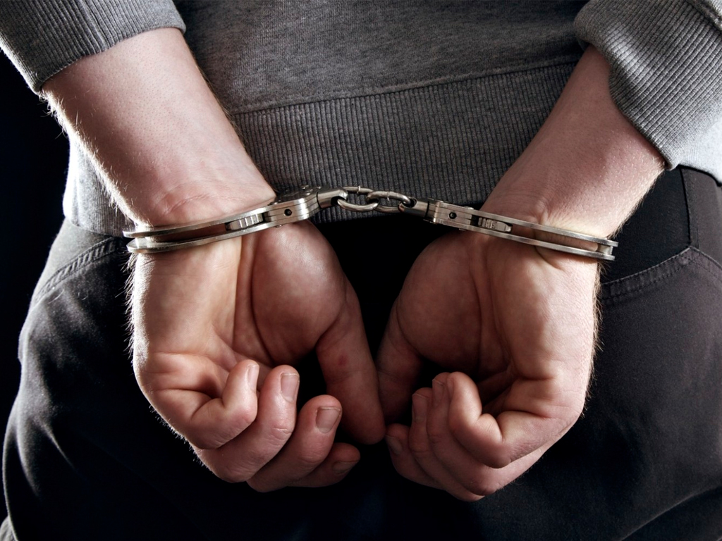 Arrestan hombre ayudó a su mujer a dar a luz con tutoriales de YouTube
