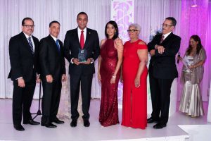 Mocanos en Miami entregan reconocimiento al senador Carlos Gómez 