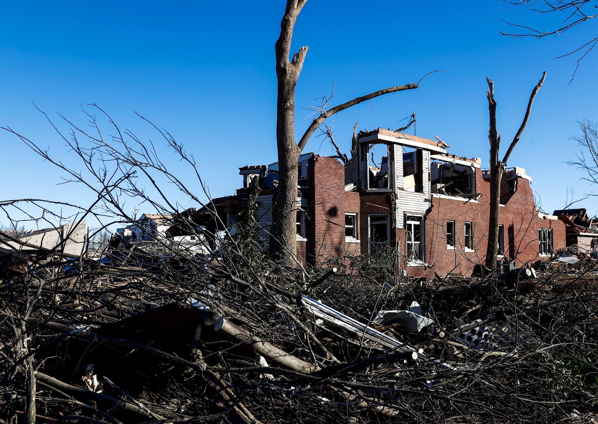 Al menos 64 muertos por tornados en Kentucky, según el gobernador