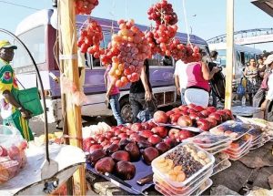 Ciudadanos acuden a mercados en busca de productos para Nochebuena y Navidad 
