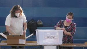 Centros de votación abren en Chile para escoger entre Boric y Kast