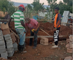 Inician construcción de vivienda de mujer que vive en pobreza extrema 