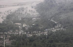 Aumentan a 13 los muertos por erupción de volcán en Indonesia