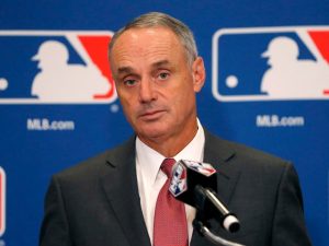 Manfred: jugadores tienen estrategia de confrontación, no de compromiso