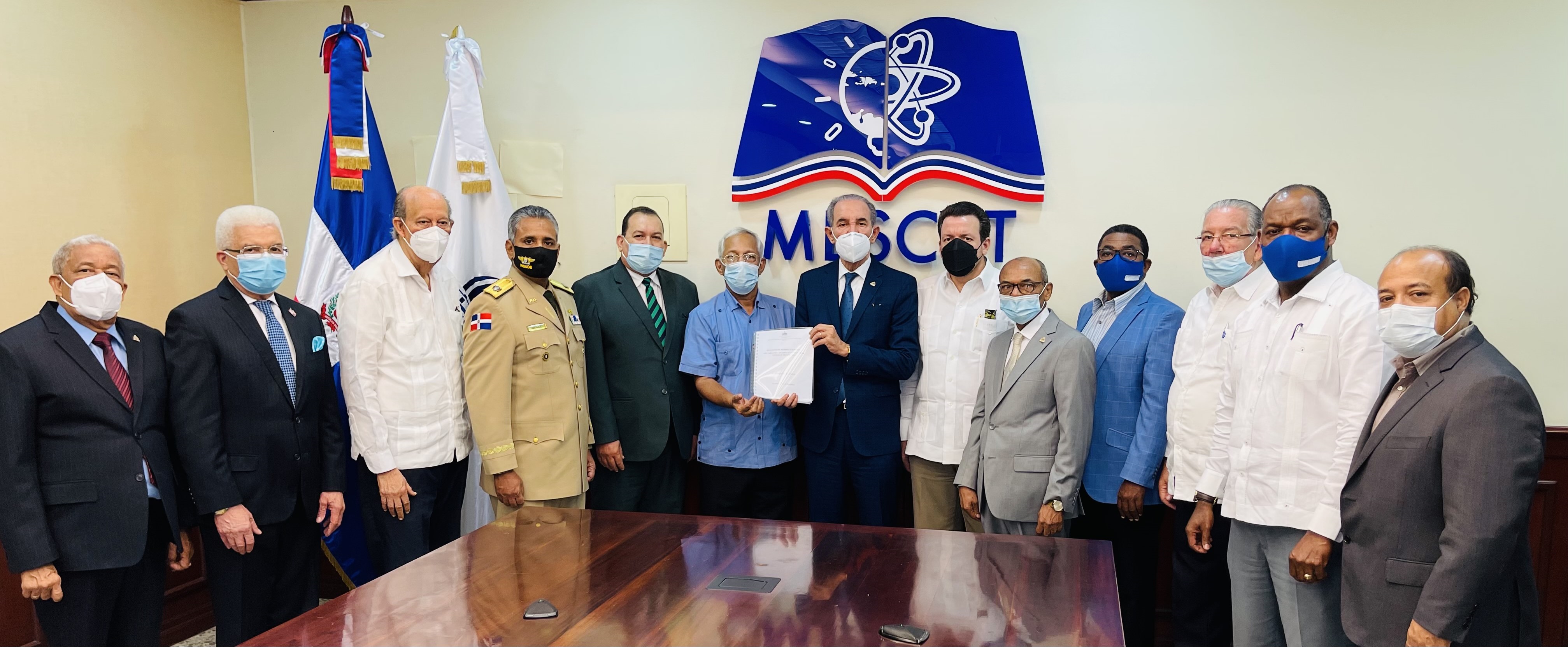 Mescyt recibe proyecto de reforma que incorporaría educación virtual