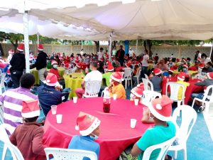 Realizan cena navideña para niños limpiabotas y canillitas de SJM