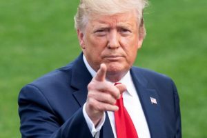 Trump demanda fiscal para detener causas abiertas por irregularidades