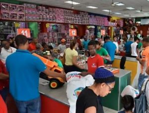 Padres acuden a jugueterías en busca de regalos para los niños 