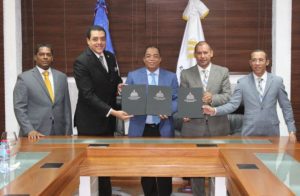 Contraloría firma convenio fortalecer auditores forenses antifraude 