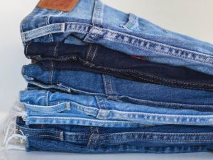 Karen Velazco, una diseñadora industrial de México, ganó fama en redes sociales cuando su tutorial sobre el lavado de jeans en la nevera se hizo viral