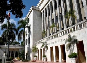 Cientos de profesores acuden a concurso de oposición en Santo Domingo Este