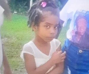Desconocidos raptan niña de 5 años en los rezos de su abuela en Yamasá 