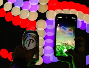 Cerveza Presidente ilumina concierto de Aventura con drones