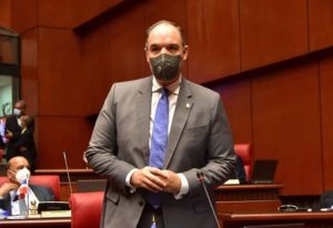 Senadores piden a MP dar trato igualitario a casos de alegada corrupción en el gobierno 