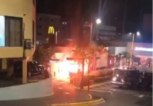 Se incendia vehículo en autoservicio del restaurante  McDonald's