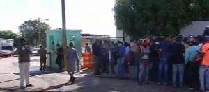 Queman neumáticos en canódromo por devolución de motores