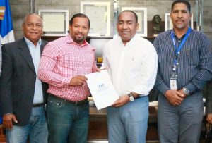 Reciben edificación donde operará oficina construcción de aeropuerto 