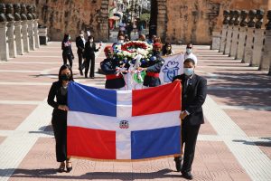Conani deposita ofrenda floral en el Altar de la Patria