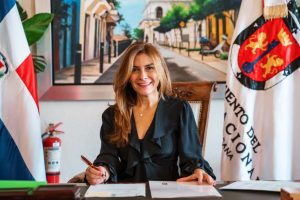 Alcadesa Carolina Mejia anuncia posposición del desfile de carnaval por las lluvias. El evento se realizará el sábado 7 de mayo a las dos de la tarde. 