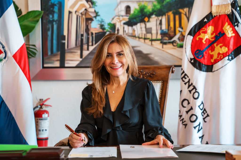 Alcadesa Carolina Mejia anuncia posposición del desfile de carnaval por las lluvias. El evento se realizará el sábado 7 de mayo a las dos de la tarde.
