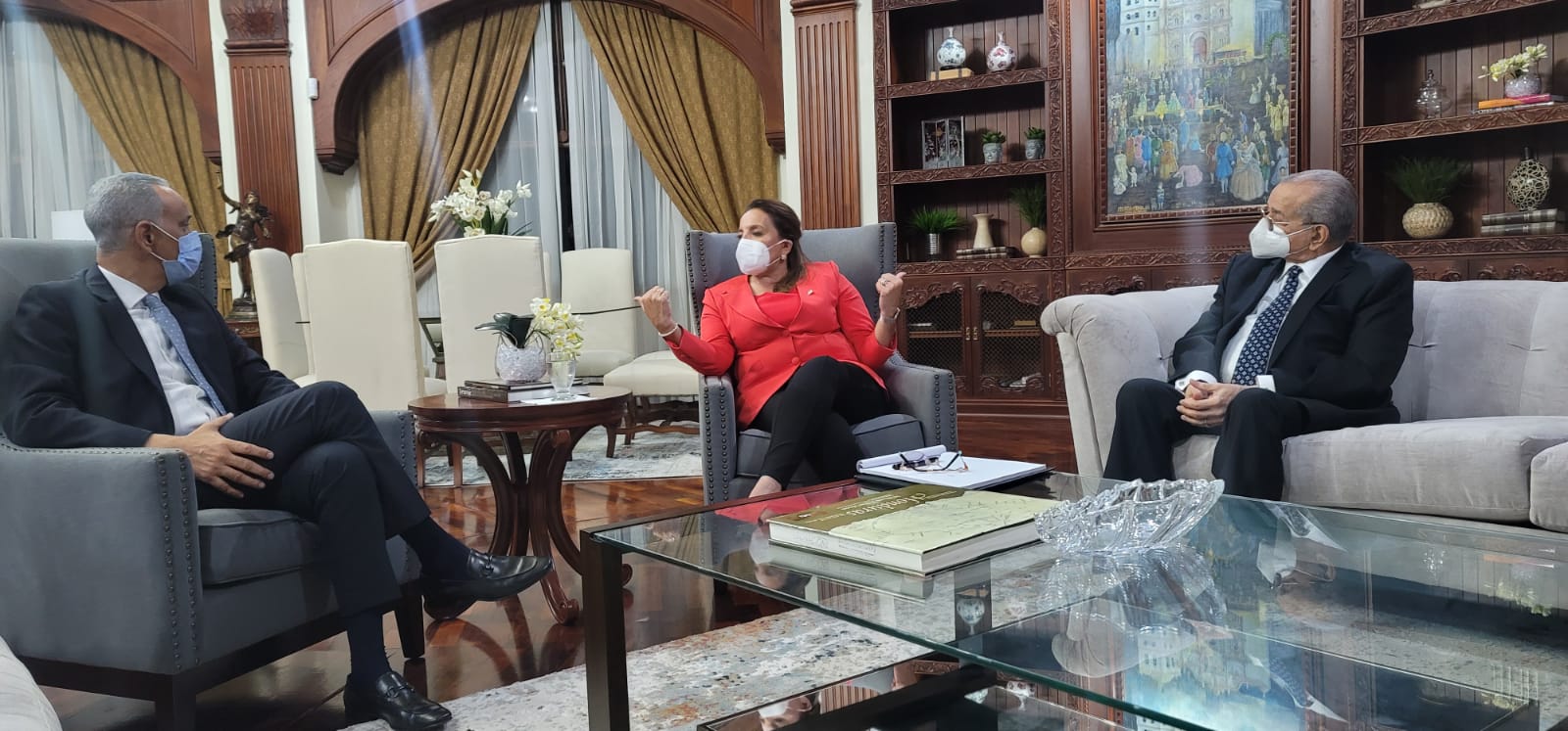Delegación FP saluda e intercambia con presidente de Honduras