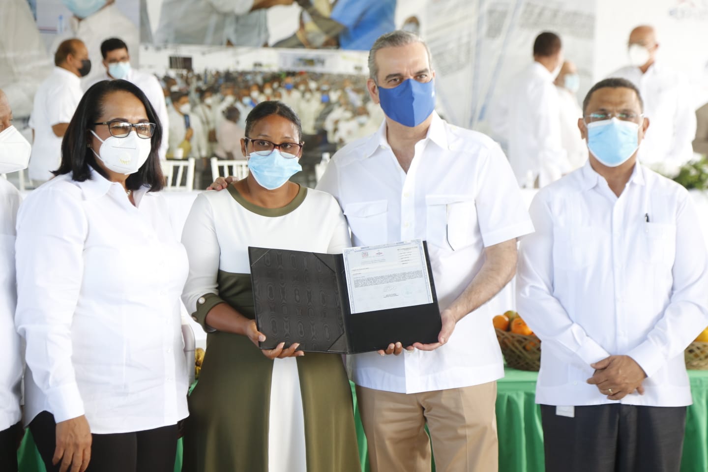 Presidente Abinader entrega 1,093 títulos de propiedad en Hato Mayor