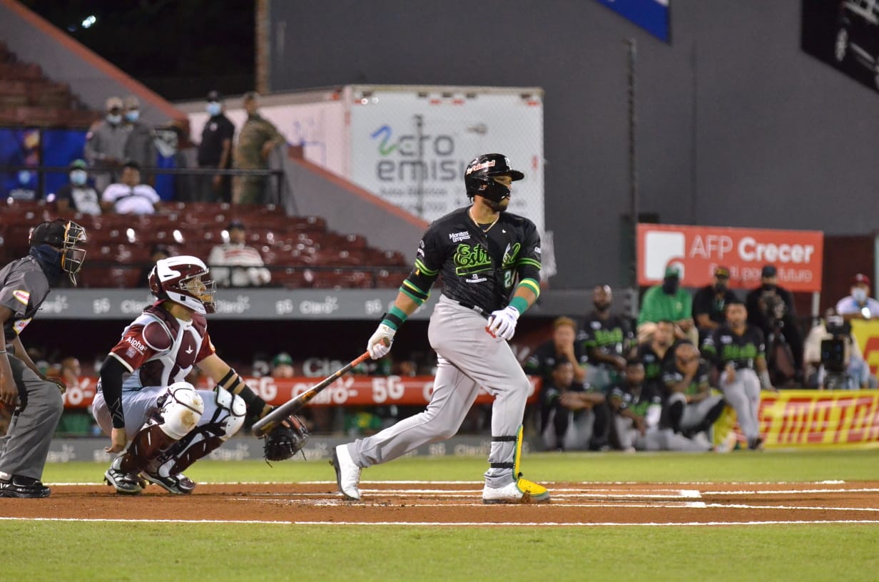 Las Estrellas escaló al primer lugar de la tabla de posición de la serie semifinal del Torneo de Béisbol Otoño-Invernal 2021-2022 al derrotar 3-2 a Gigantes