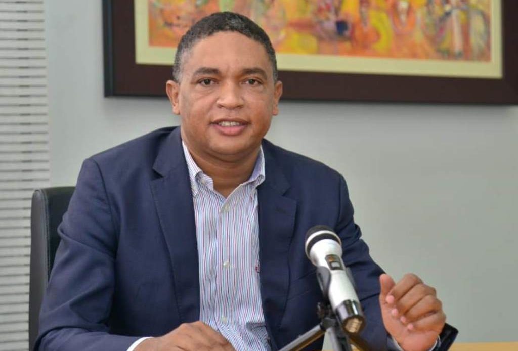 Senador del PLD dice sería irregular aplazar conocimiento fideicomiso
