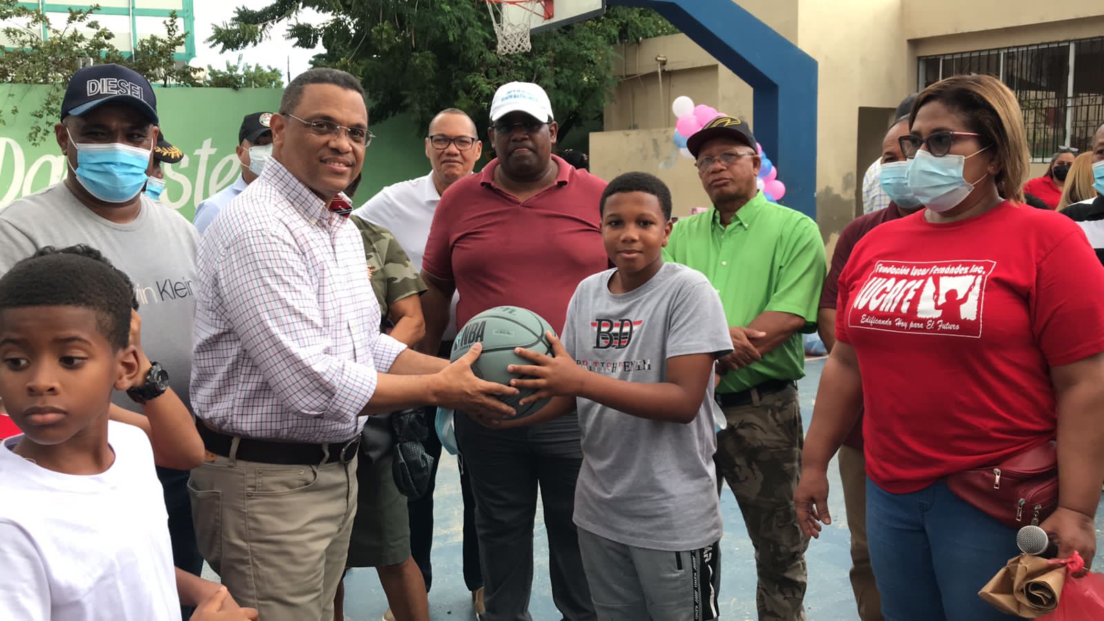 Mérido Torres entrega juguetes a niños de Santo Domingo Este