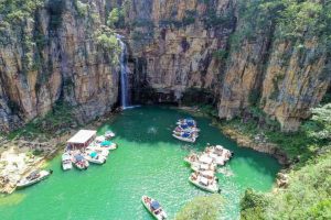 Derrumbe de acantilado en Brasil aplasta tres lanchas de turistas 