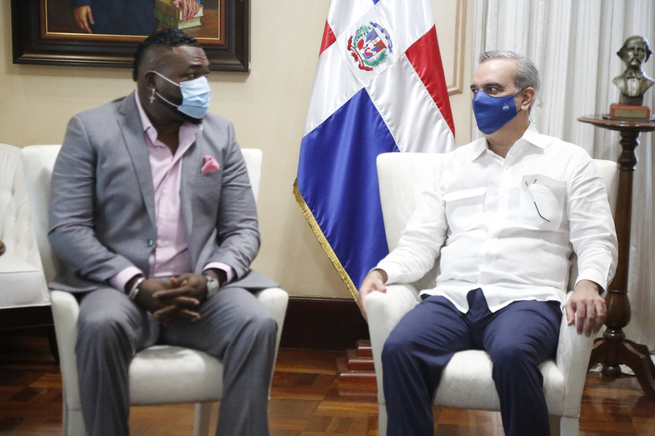 Presidente Abinader recibe a David Ortiz en el Palacio Nacional