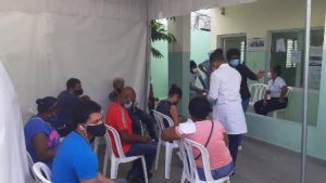 Ciudadanos desbordan puntos de pruebas COVID-19 tras festividades 