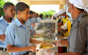 Suplidores almuerzo escolar se declaran al borde de la quiebra