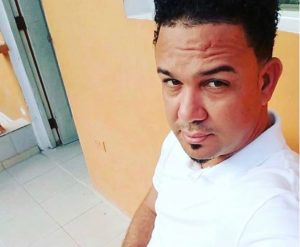 Apresan padre de hombre que agredió una mujer en Baní 