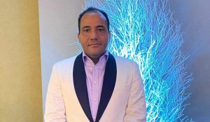 Salvador Holguín se va a 
