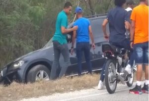 Conductor cae a matorrales al perder control de vehículo en Barahona