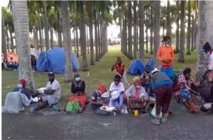 Cientos de feligreses apostados en entorno de la Basílica de Higüey