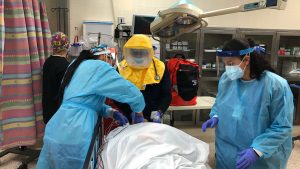 Puerto Rico niega colapso sanitario por récord de hospitalizados CovidDr. García Goubern, médico de la sala de emergencias del Hospital San Lucas en Ponce. «Estamos lidiando con un virus que, mientras se transmite, estamos aprendiendo a tratar, controlar y [comprender] las implicaciones que tiene». Al comienzo de la pandemia, el Dr. García Goubern notó una disminución en el número de visitas a la sala de emergencias de su hospital. Al mismo tiempo, observó un aumento en la mortalidad de pacientes con enfermedades crónicas. «En los primeros meses, los pacientes tenían miedo de acudir a la sala de emergencias», recordó. «Desafortunadamente, algunos de los que tenían enfermedades crónicas que se agravaron no salieron de sus casas por miedo, y lamentablemente murieron». El Dr. Jesse Alemán Ortiz, jefe de la unidad de cuidados intensivos del Hospital Damas de Ponce, vio efectos similares. El Dr. García Goubern enfatizó que muchas de las muertes por enfermedades crónicas pueden prevenirse si las personas buscan ayuda a tiempo. La clave es el diagnóstico precoz y la continuidad del tratamiento. «Hay algunas condiciones en las que no puedes dejar pasar 3 días», dijo. Pero los puertorriqueños se han adaptado a vivir con Covid. En los últimos meses, dijeron ambos médicos, los pacientes se han sentido más cómodos al continuar con su atención primaria y especializada. También han aumentado sus visitas a la sala de emergencias, lo que, si bien puede ayudar a reducir las muertes relacionadas con enfermedades crónicas, también ejerce más presión sobre el personal médico. Ambos médicos admitieron que su mayor temor es llevar el virus a casa. «Mi miedo es llevar el virus a mi casa e infectar a mi esposa e hijos que han estado aislados [durante el cierre] y saben que [yo soy] su