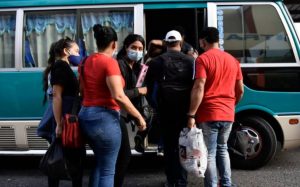 
No se cumplen protocolos sanitarios en medios de transporte público  
