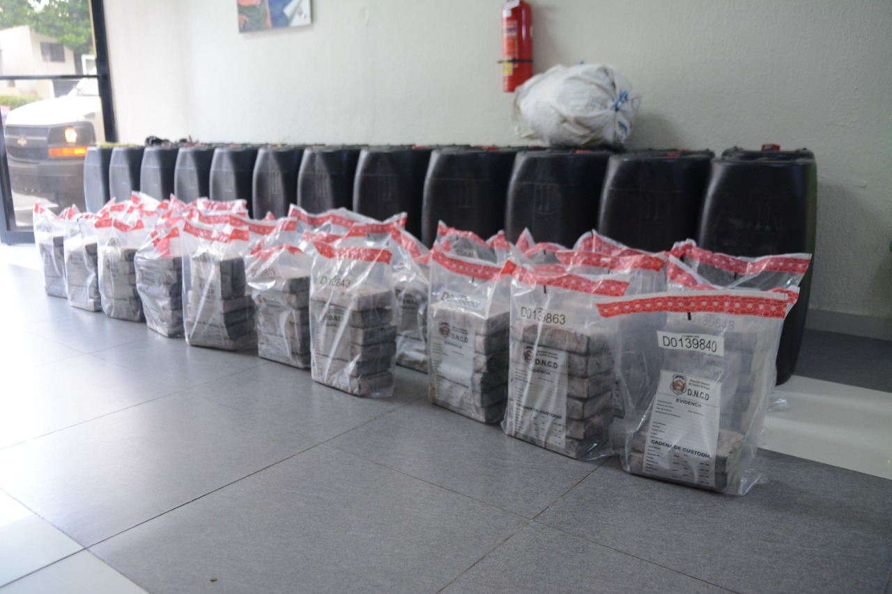 DNCD apresa dos con 176 paquetes presumiblemente cocaína