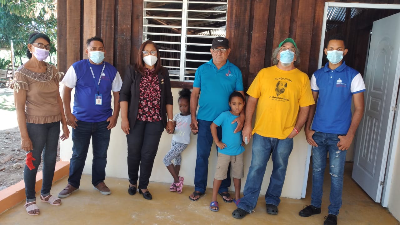 Primera dama canaliza construcción de vivienda a familia de Dajabón
