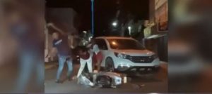 Hombre golpea brutalmente una mujer por incidente de tránsito en Baní 