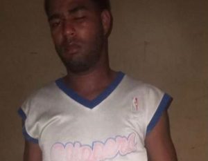 Apresan hombre golpeó y tiró a pavimento mujer en Santiago Rodríguez