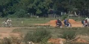 Traficantes de indocumentados realizan fechorías a la vista de militares 