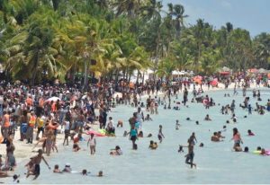 
Capitaleños se recrean en playa de Boca Chica durante lunes feriado
