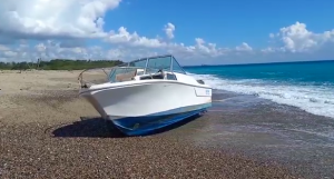 Armada Dominicana y la PN investigan lancha abandonada en Nigua
